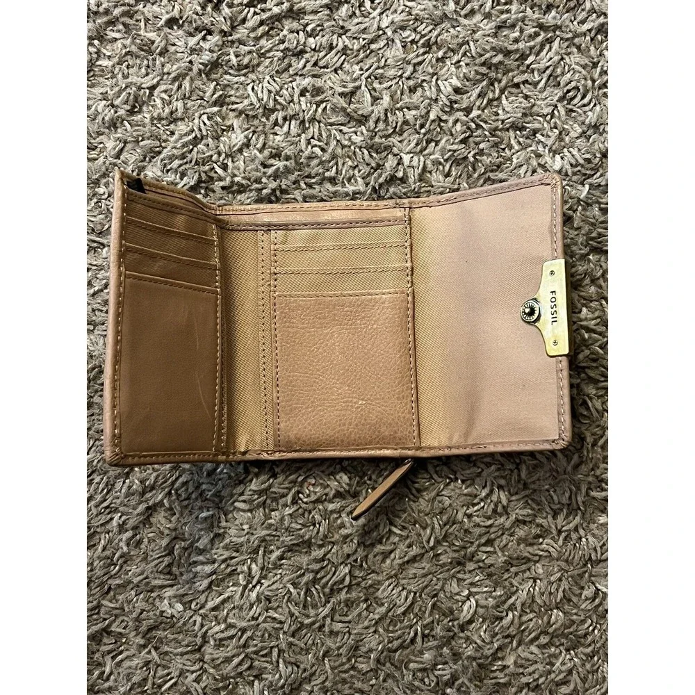 Fossil Women's Trifold Wallet Tan Leather Snap Closure Very Good‎ Condition!